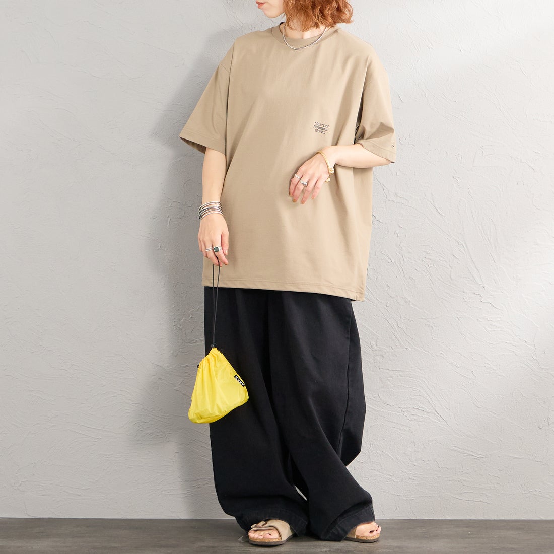 Marmot [マーモット] 別注 ドローコード付き バーティカルロゴ バックプリントTシャツ [MTSS26MST369IN-JF] D.BEIGE &&モデル身長：158cm 着用サイズ：S&&