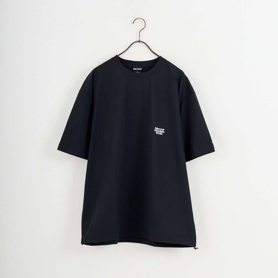 Marmot [マーモット] 別注 ドローコード付き バーティカルロゴ バックプリントTシャツ [MTSS26MST369IN-JF] BLACK