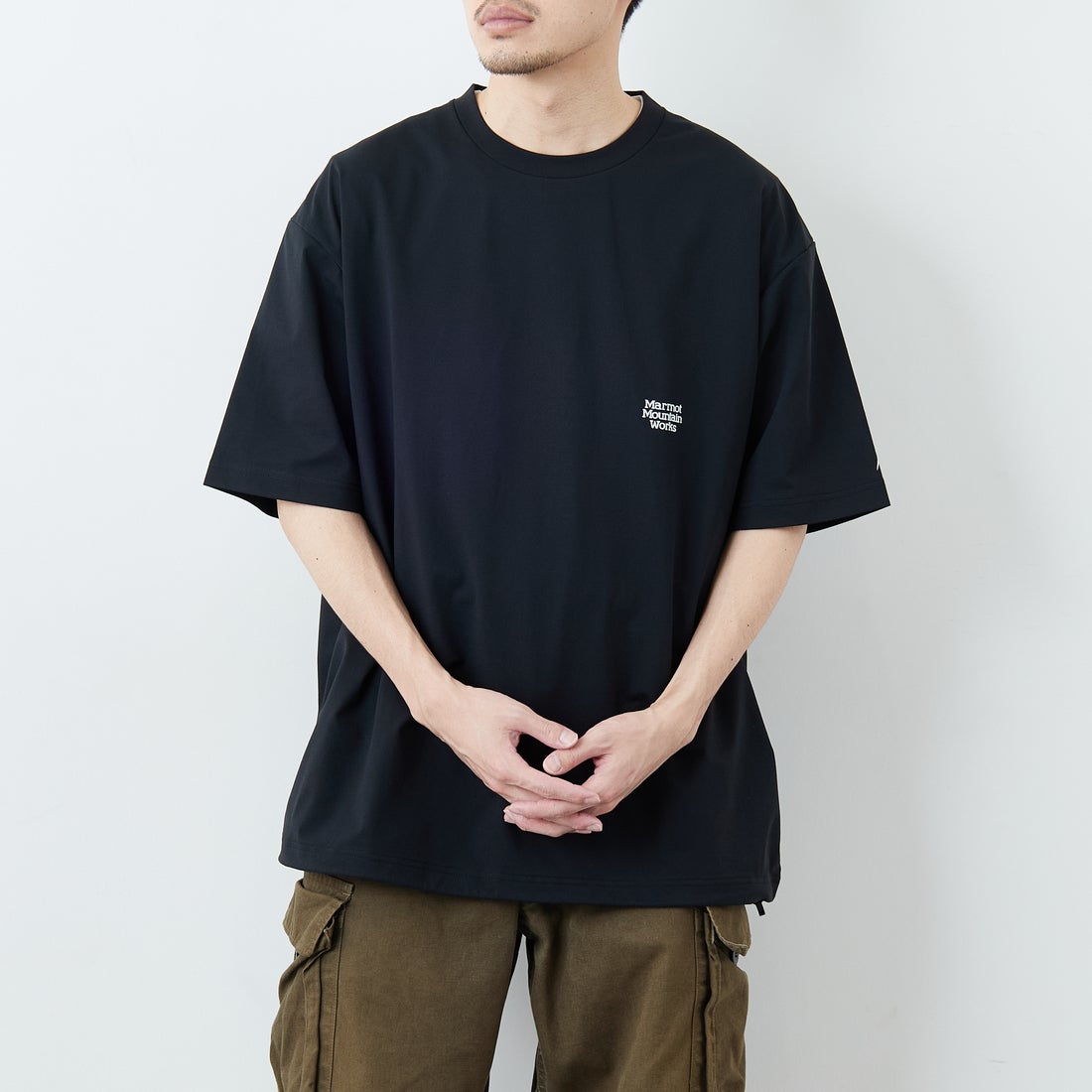 Marmot [マーモット] 別注 ドローコード付き バーティカルロゴ バックプリントTシャツ [MTSS26MST369IN-JF] BLACK &&モデル身長：168cm 着用サイズ：L&&