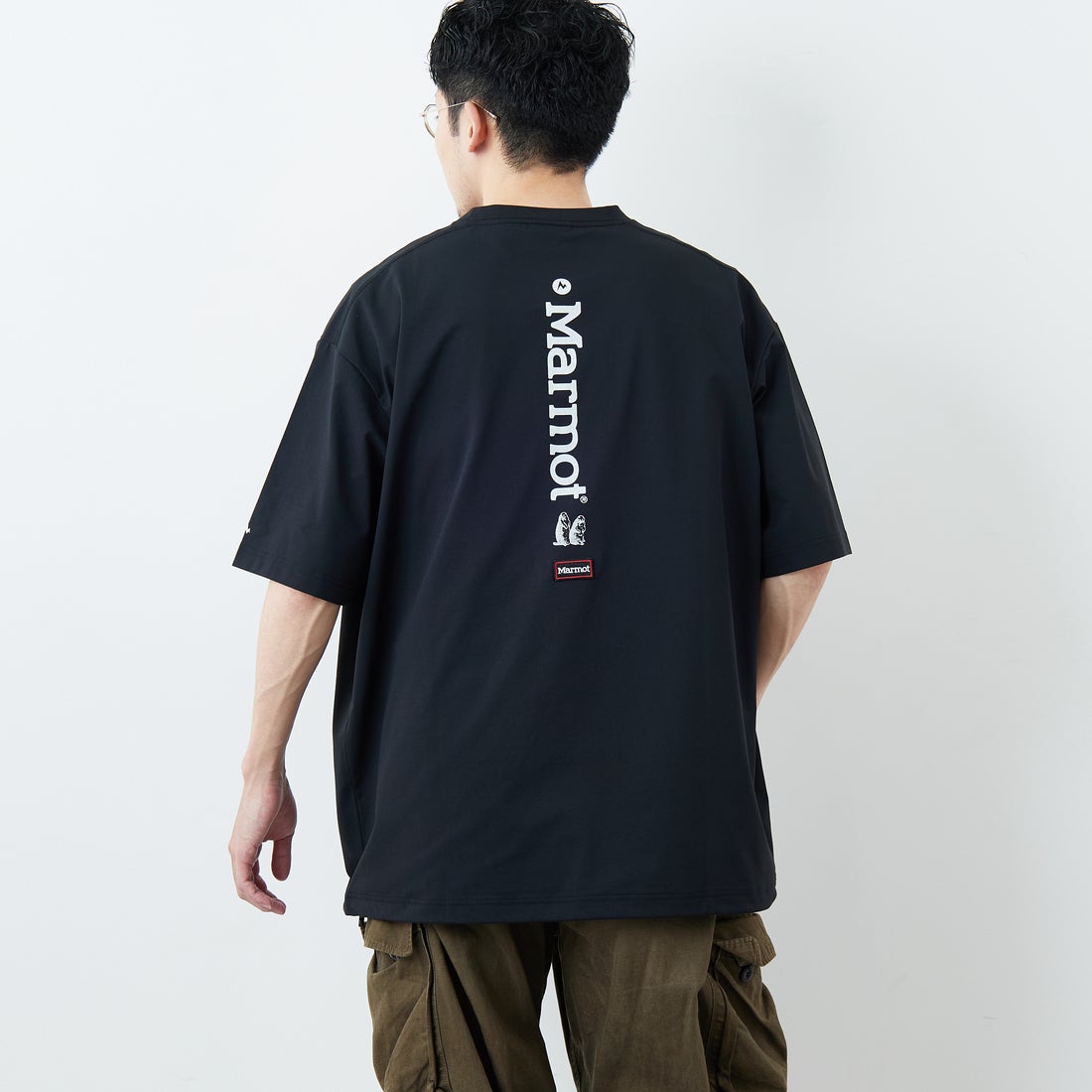 Marmot [マーモット] 別注 ドローコード付き バーティカルロゴ バックプリントTシャツ [MTSS26MST369IN-JF] BLACK &&モデル身長：168cm 着用サイズ：L&&