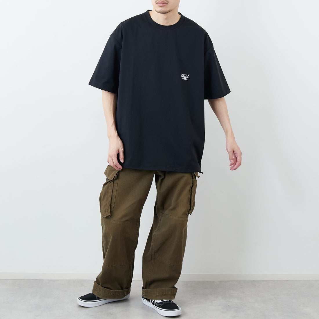Marmot [マーモット] 別注 ドローコード付き バーティカルロゴ バックプリントTシャツ [MTSS26MST369IN-JF] BLACK &&モデル身長：168cm 着用サイズ：L&&