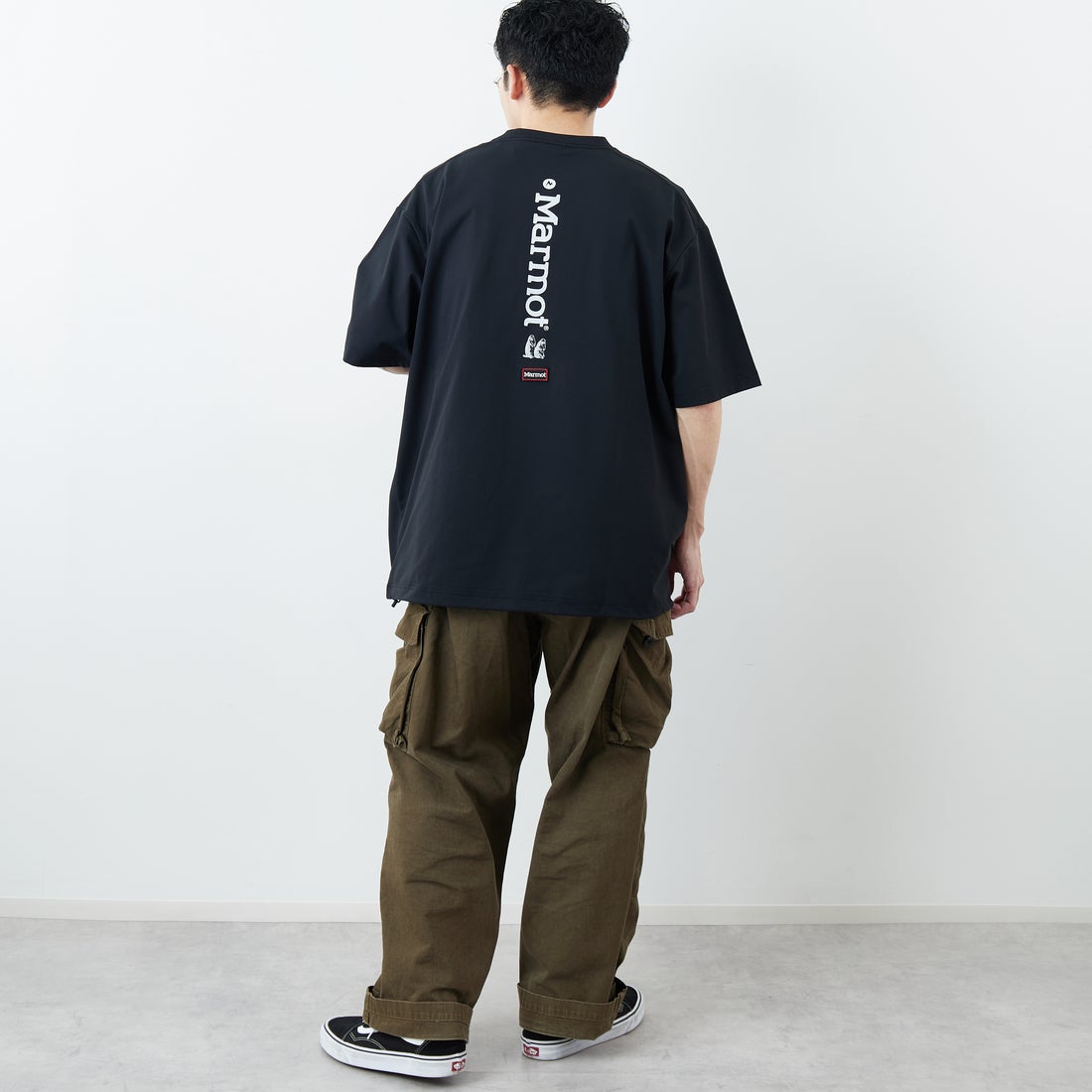Marmot [マーモット] 別注 ドローコード付き バーティカルロゴ バックプリントTシャツ [MTSS26MST369IN-JF] BLACK &&モデル身長：168cm 着用サイズ：L&&