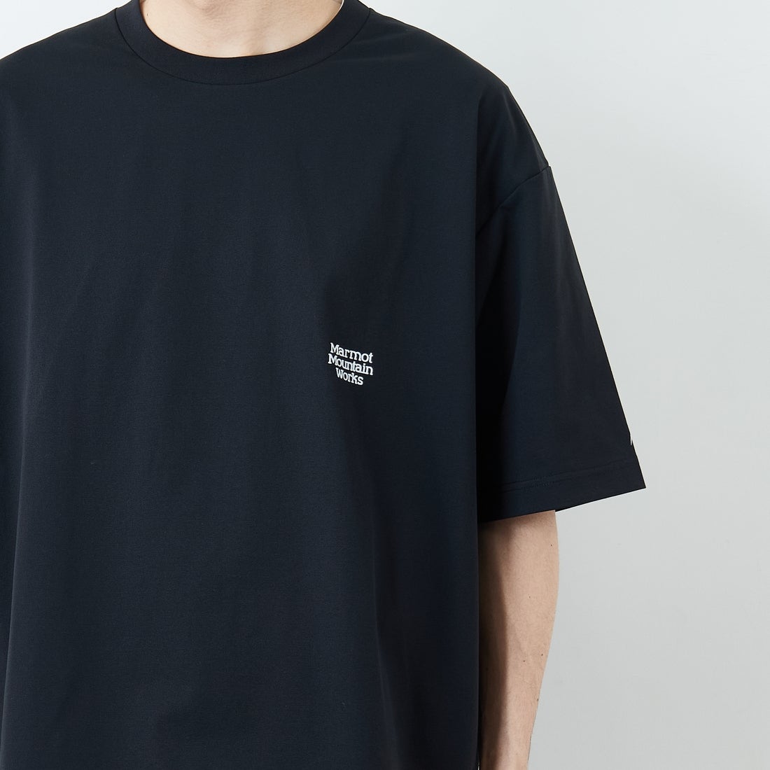 Marmot [マーモット] 別注 ドローコード付き バーティカルロゴ バックプリントTシャツ [MTSS26MST369IN-JF] BLACK