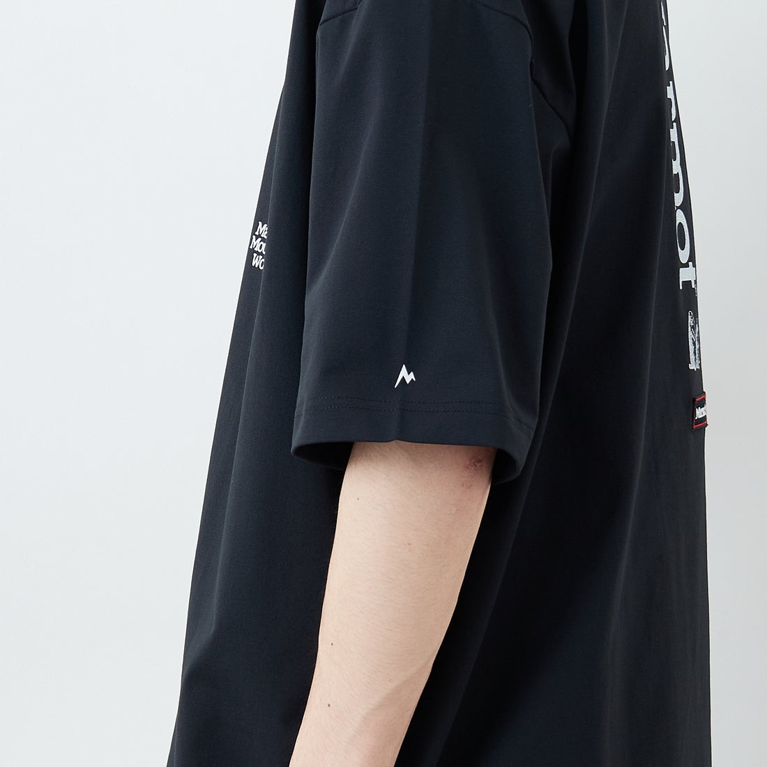 Marmot [マーモット] 別注 ドローコード付き バーティカルロゴ バックプリントTシャツ [MTSS26MST369IN-JF] BLACK