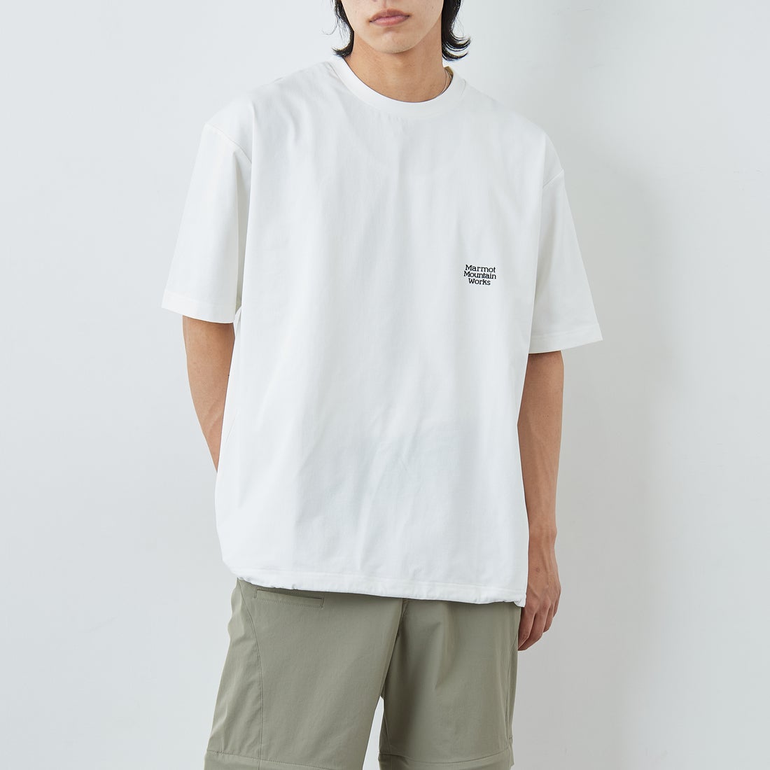 Marmot [マーモット] 別注 ドローコード付き バーティカルロゴ バックプリントTシャツ [MTSS26MST369IN-JF] WHITE &&モデル身長：179cm 着用サイズ：L&&