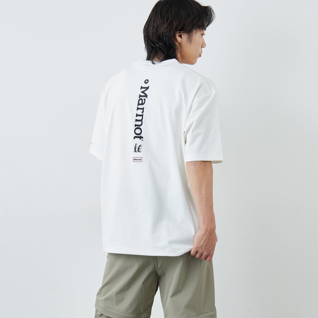 Marmot [マーモット] 別注 ドローコード付き バーティカルロゴ バックプリントTシャツ [MTSS26MST369IN-JF] WHITE &&モデル身長：179cm 着用サイズ：L&&