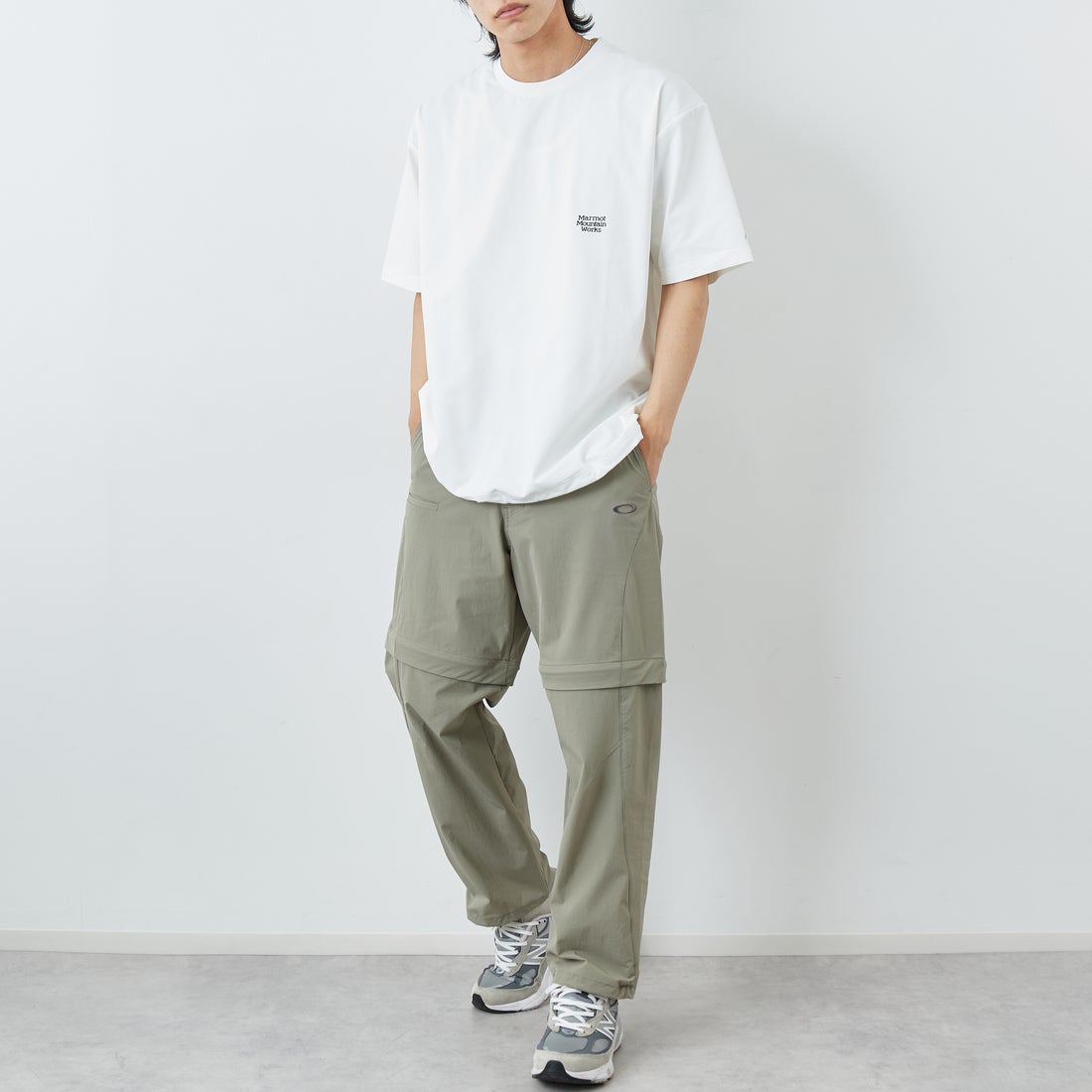 Marmot [マーモット] 別注 ドローコード付き バーティカルロゴ バックプリントTシャツ [MTSS26MST369IN-JF] WHITE &&モデル身長：179cm 着用サイズ：L&&