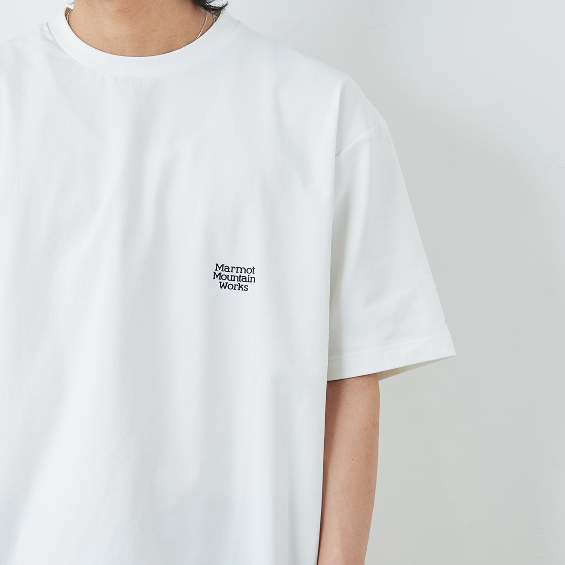 Marmot [マーモット] 別注 ドローコード付き バーティカルロゴ バックプリントTシャツ [MTSS26MST369IN-JF] WHITE