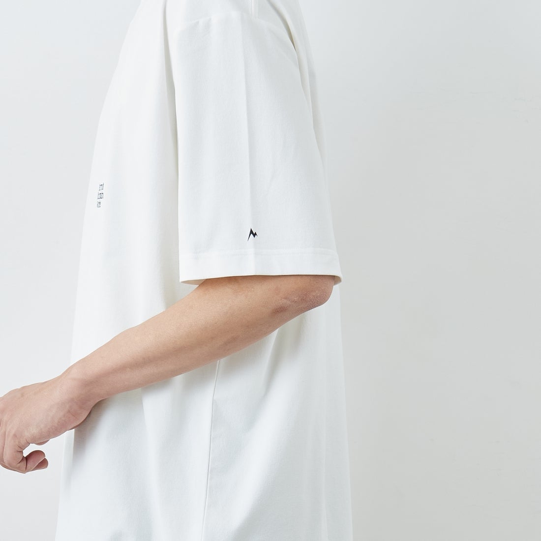 Marmot [マーモット] 別注 ドローコード付き バーティカルロゴ バックプリントTシャツ [MTSS26MST369IN-JF] WHITE