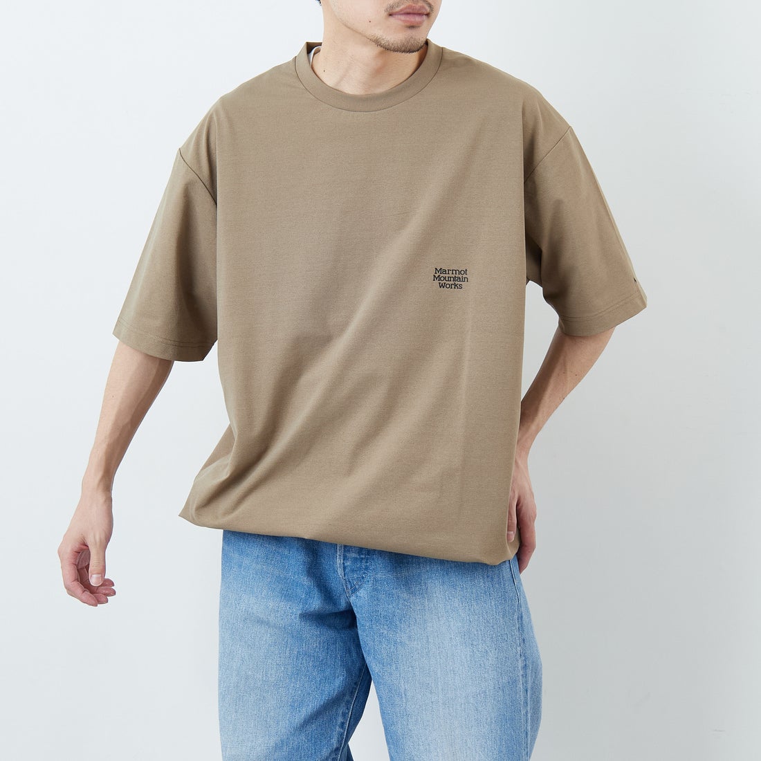 Marmot [マーモット] 別注 ドローコード付き バーティカルロゴ バックプリントTシャツ [MTSS26MST369IN-JF] D.BEIGE &&モデル身長：168cm 着用サイズ：L&&