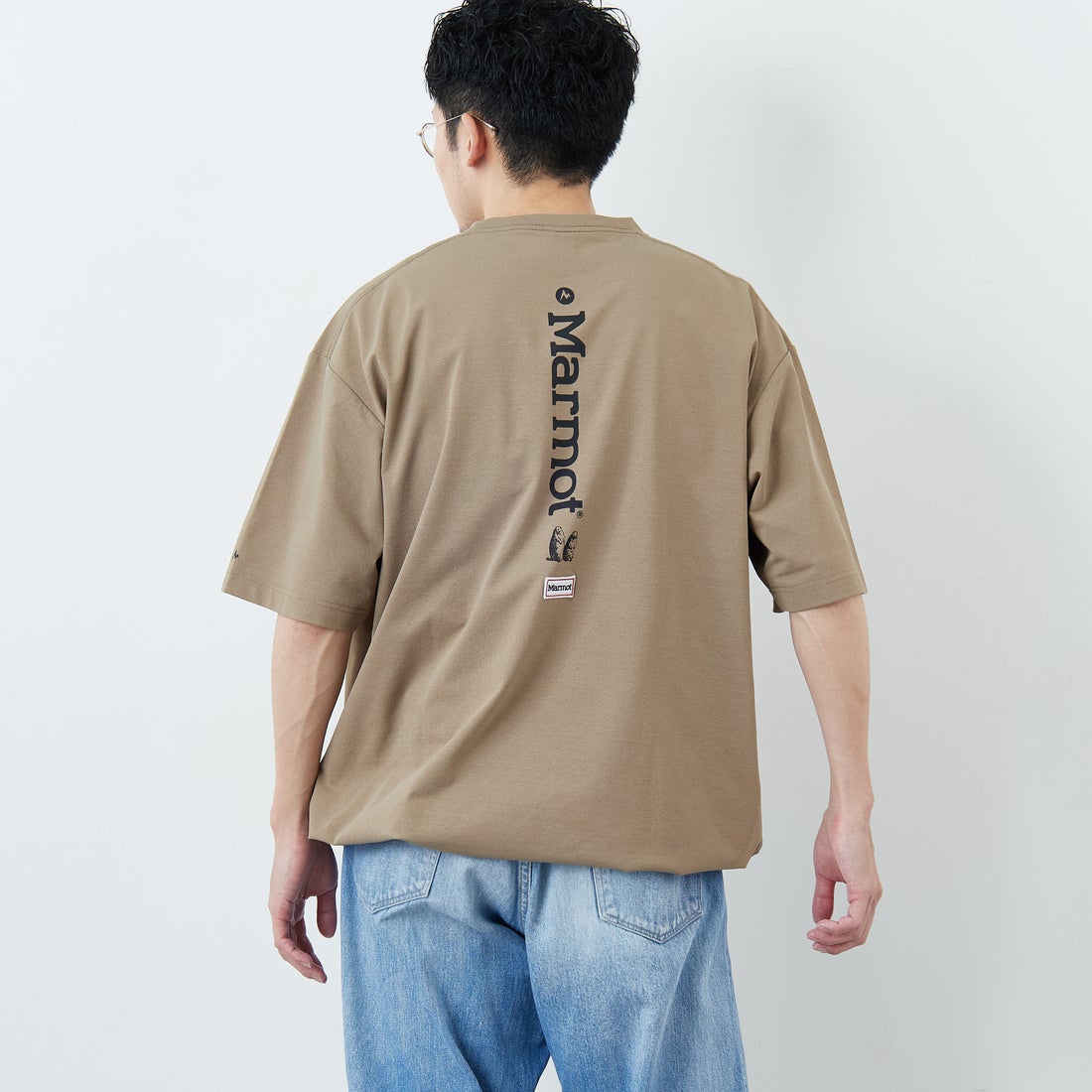 Marmot [マーモット] 別注 ドローコード付き バーティカルロゴ バックプリントTシャツ [MTSS26MST369IN-JF] D.BEIGE &&モデル身長：168cm 着用サイズ：L&&