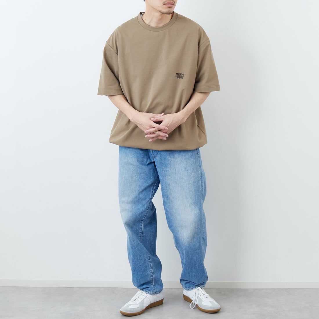 Marmot [マーモット] 別注 ドローコード付き バーティカルロゴ バックプリントTシャツ [MTSS26MST369IN-JF] D.BEIGE &&モデル身長：168cm 着用サイズ：L&&