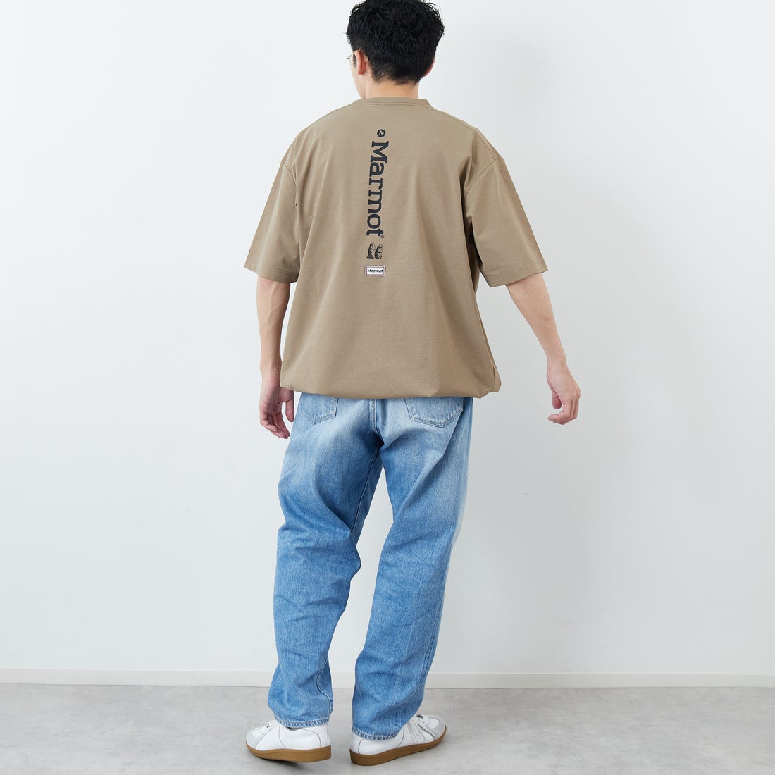 Marmot [マーモット] 別注 ドローコード付き バーティカルロゴ バックプリントTシャツ [MTSS26MST369IN-JF] D.BEIGE &&モデル身長：168cm 着用サイズ：L&&