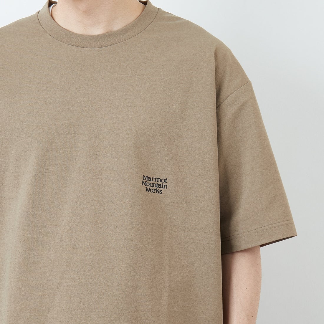 Marmot [マーモット] 別注 ドローコード付き バーティカルロゴ バックプリントTシャツ [MTSS26MST369IN-JF] D.BEIGE