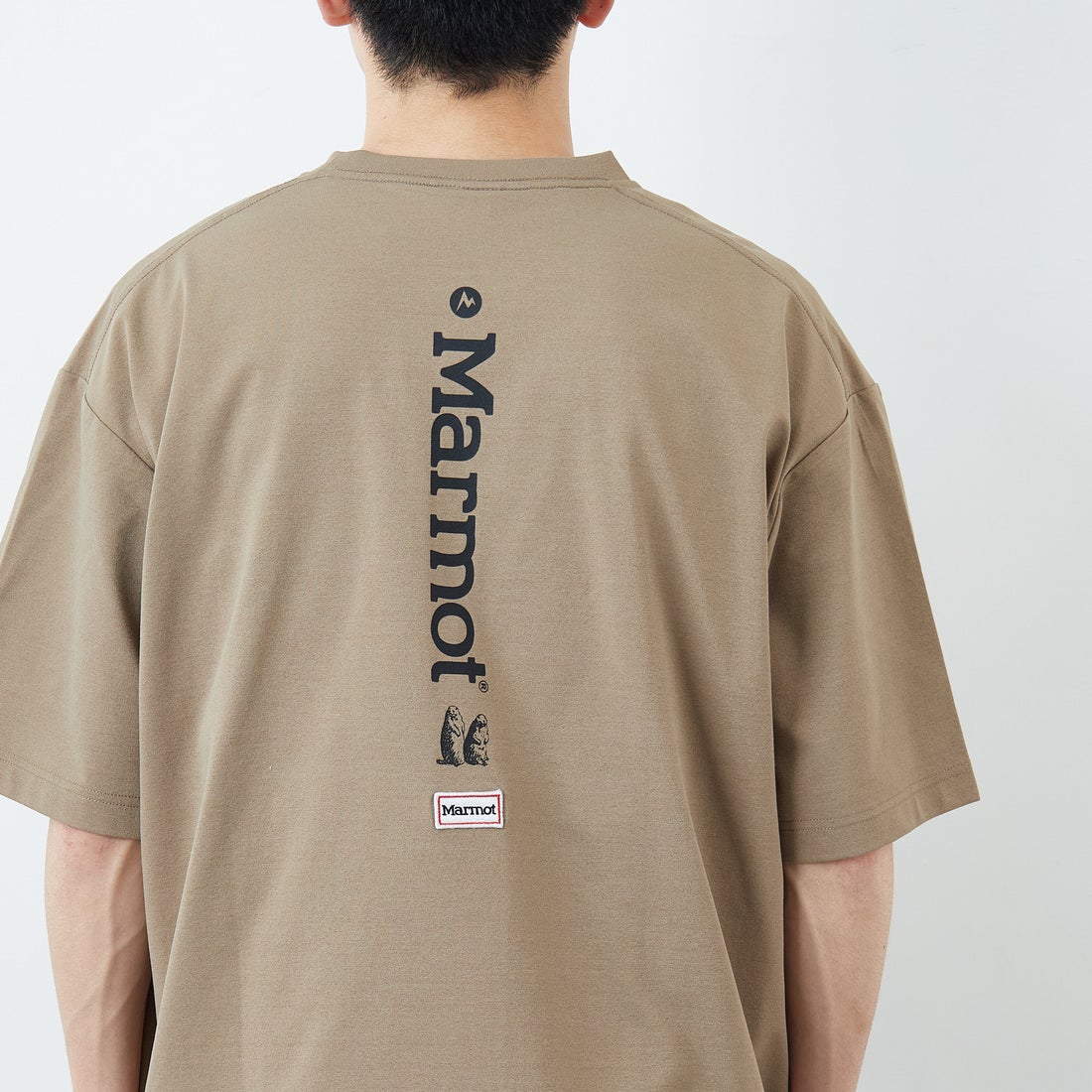 Marmot [マーモット] 別注 ドローコード付き バーティカルロゴ バックプリントTシャツ [MTSS26MST369IN-JF] D.BEIGE