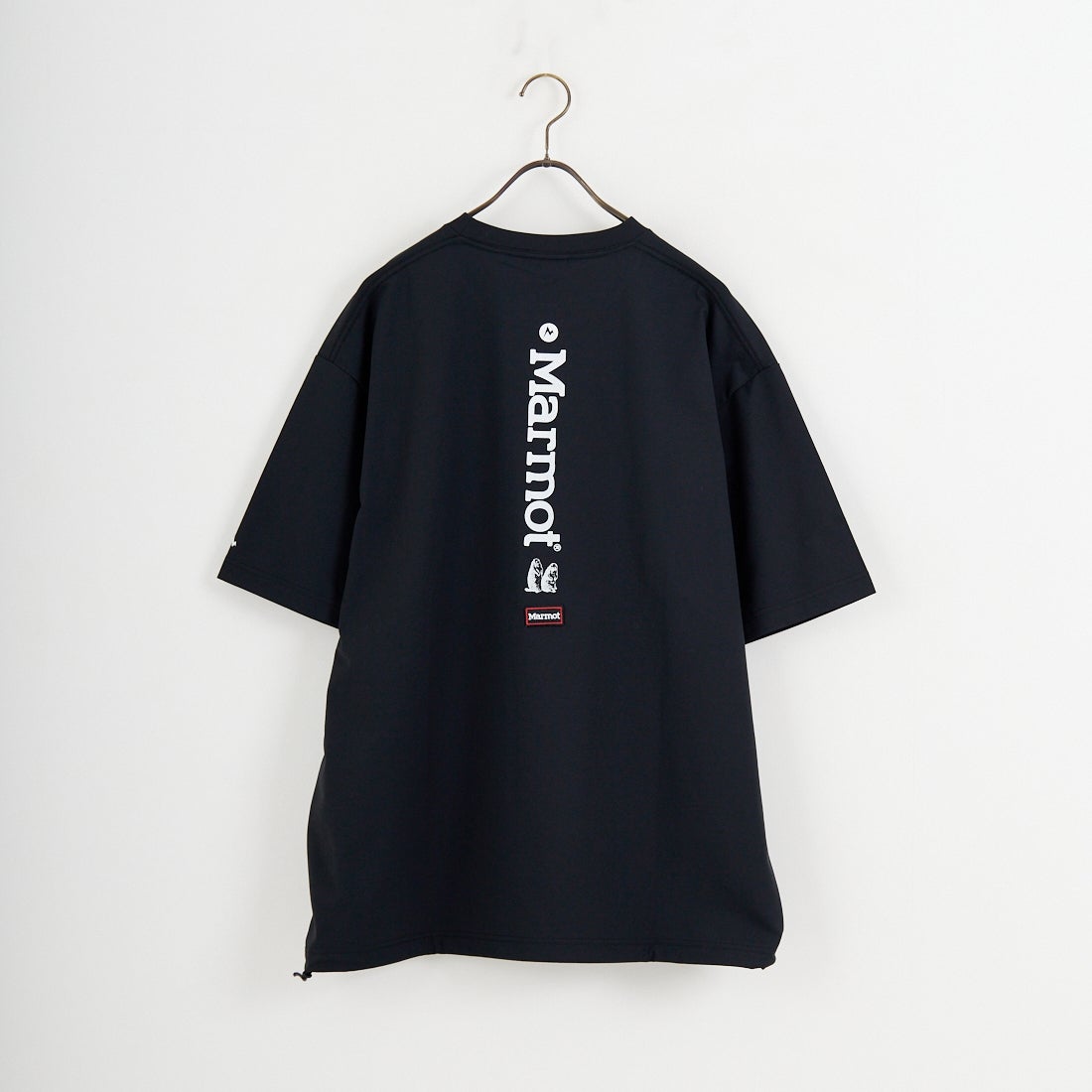 Marmot [マーモット] 別注 ドローコード付き バーティカルロゴ バックプリントTシャツ [MTSS26MST369IN-JF] BLACK