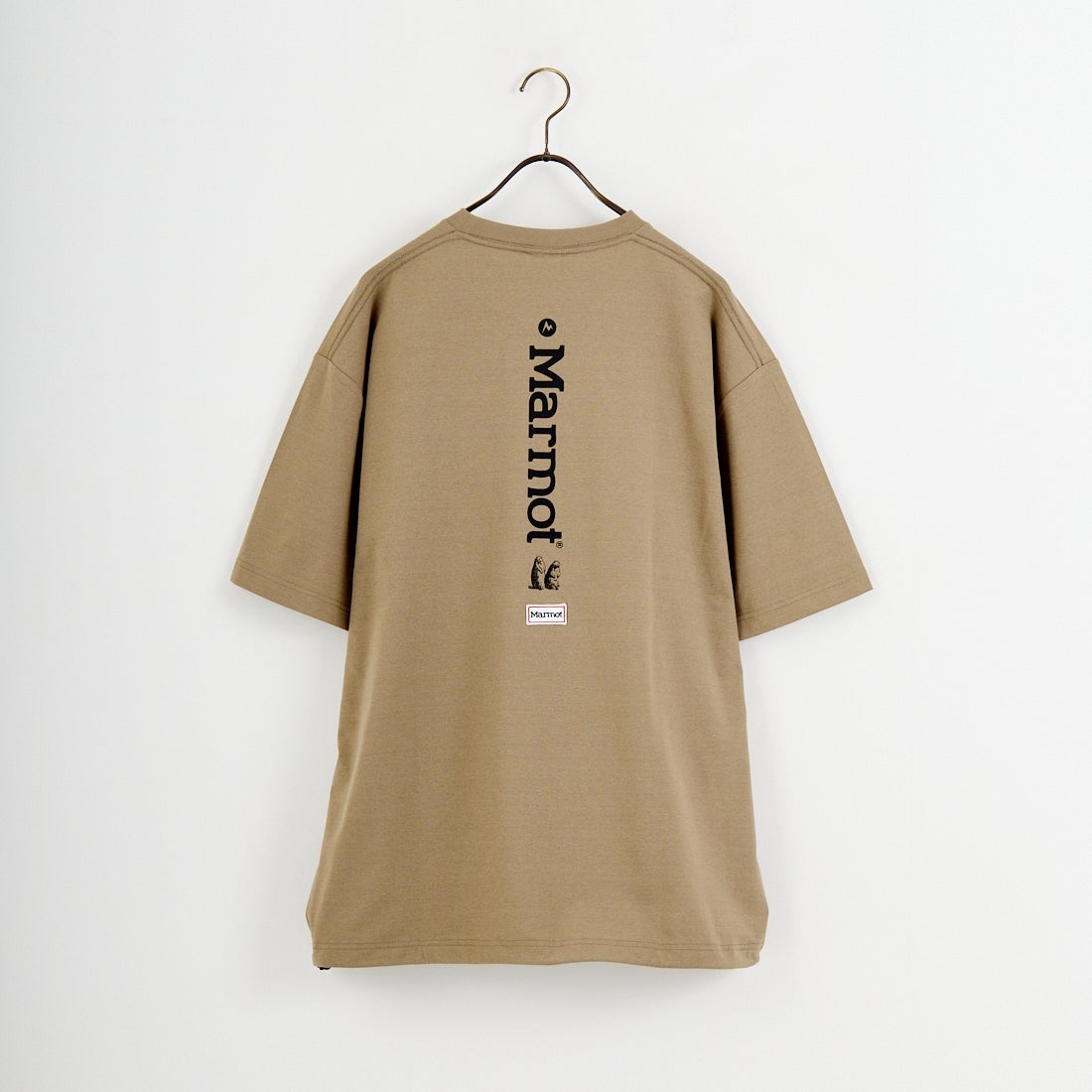 Marmot [マーモット] 別注 ドローコード付き バーティカルロゴ バックプリントTシャツ [MTSS26MST369IN-JF] D.BEIGE