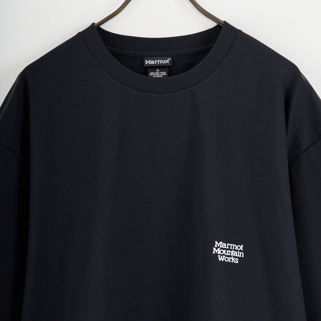 Marmot [マーモット] 別注 ドローコード付き バーティカルロゴ バックプリントTシャツ [MTSS26MST369IN-JF] BLACK