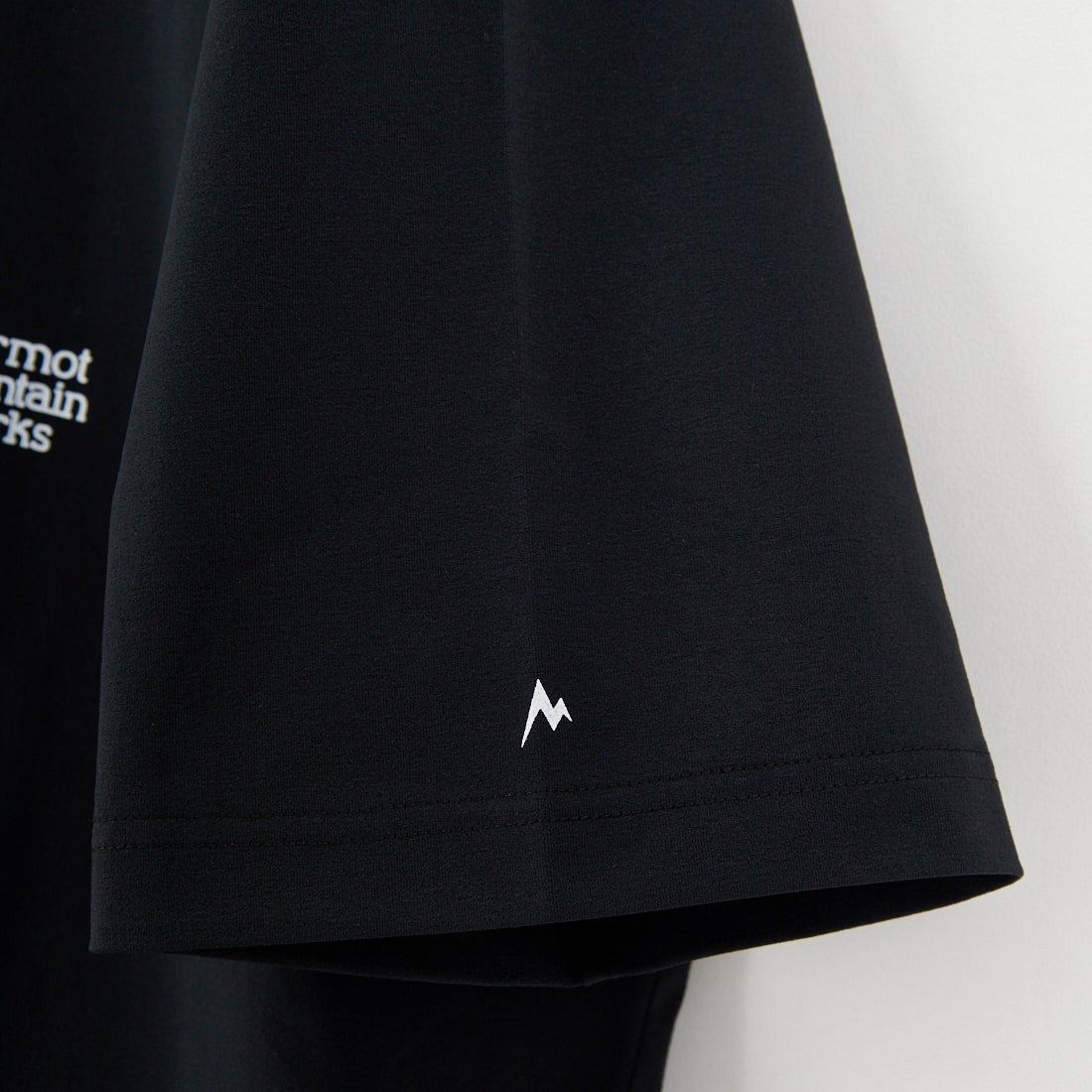 Marmot [マーモット] 別注 ドローコード付き バーティカルロゴ バックプリントTシャツ [MTSS26MST369IN-JF] BLACK