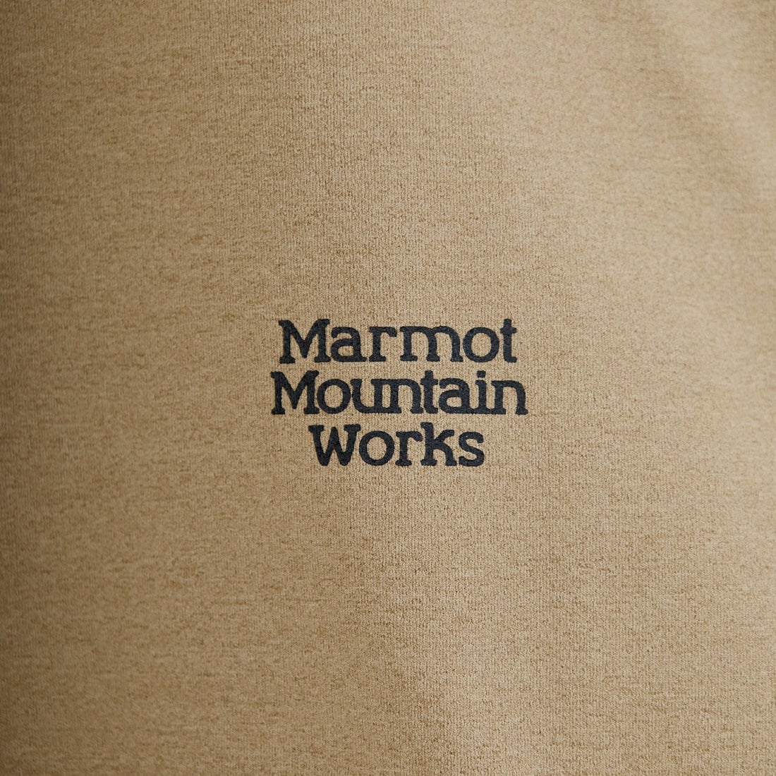 Marmot [マーモット] 別注 ドローコード付き バーティカルロゴ バックプリントTシャツ [MTSS26MST369IN-JF] D.BEIGE