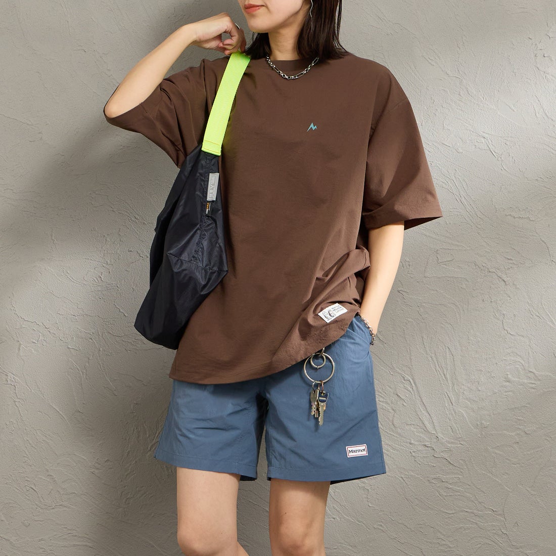 Marmot [マーモット] 別注 Dot Air バックプリント ショートスリーブTシャツ [MTSS26MTP333IN-JF] BROWN &&モデル身長：160cm 着用サイズ：S&&