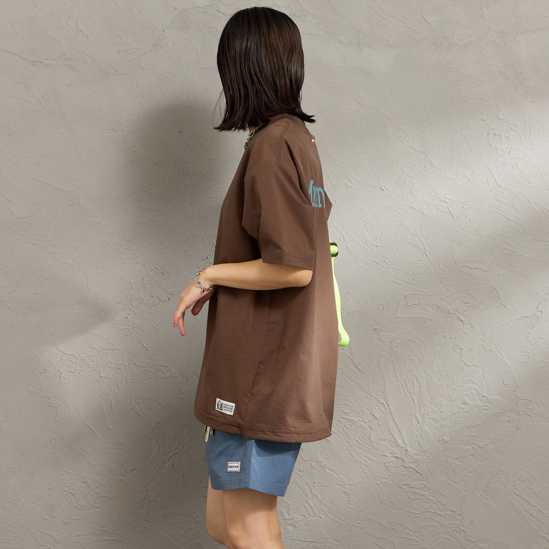Marmot [マーモット] 別注 Dot Air バックプリント ショートスリーブTシャツ [MTSS26MTP333IN-JF] BROWN &&モデル身長：160cm 着用サイズ：S&&