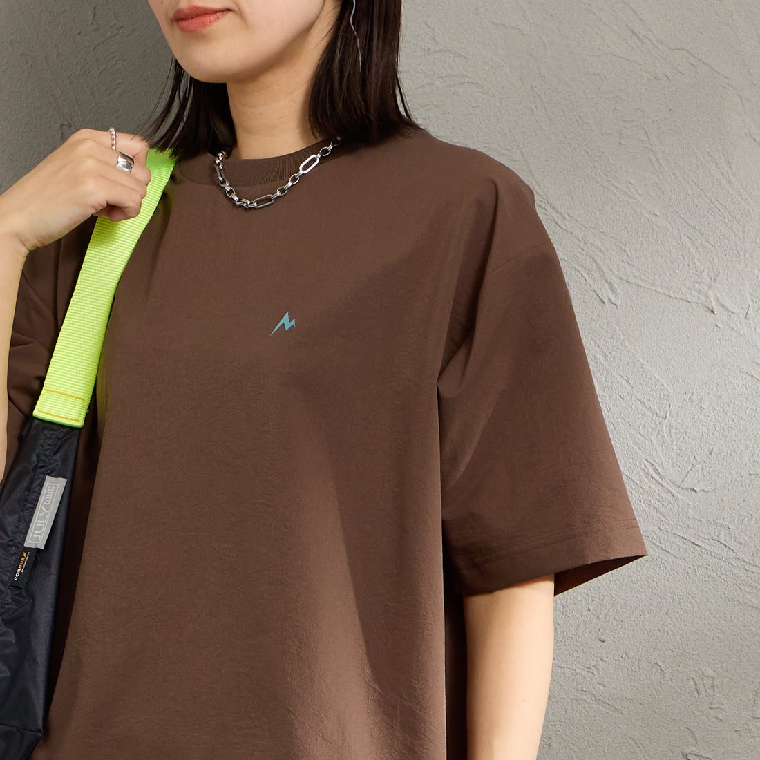 Marmot [マーモット] 別注 Dot Air バックプリント ショートスリーブTシャツ [MTSS26MTP333IN-JF] BROWN &&モデル身長：160cm 着用サイズ：S&&