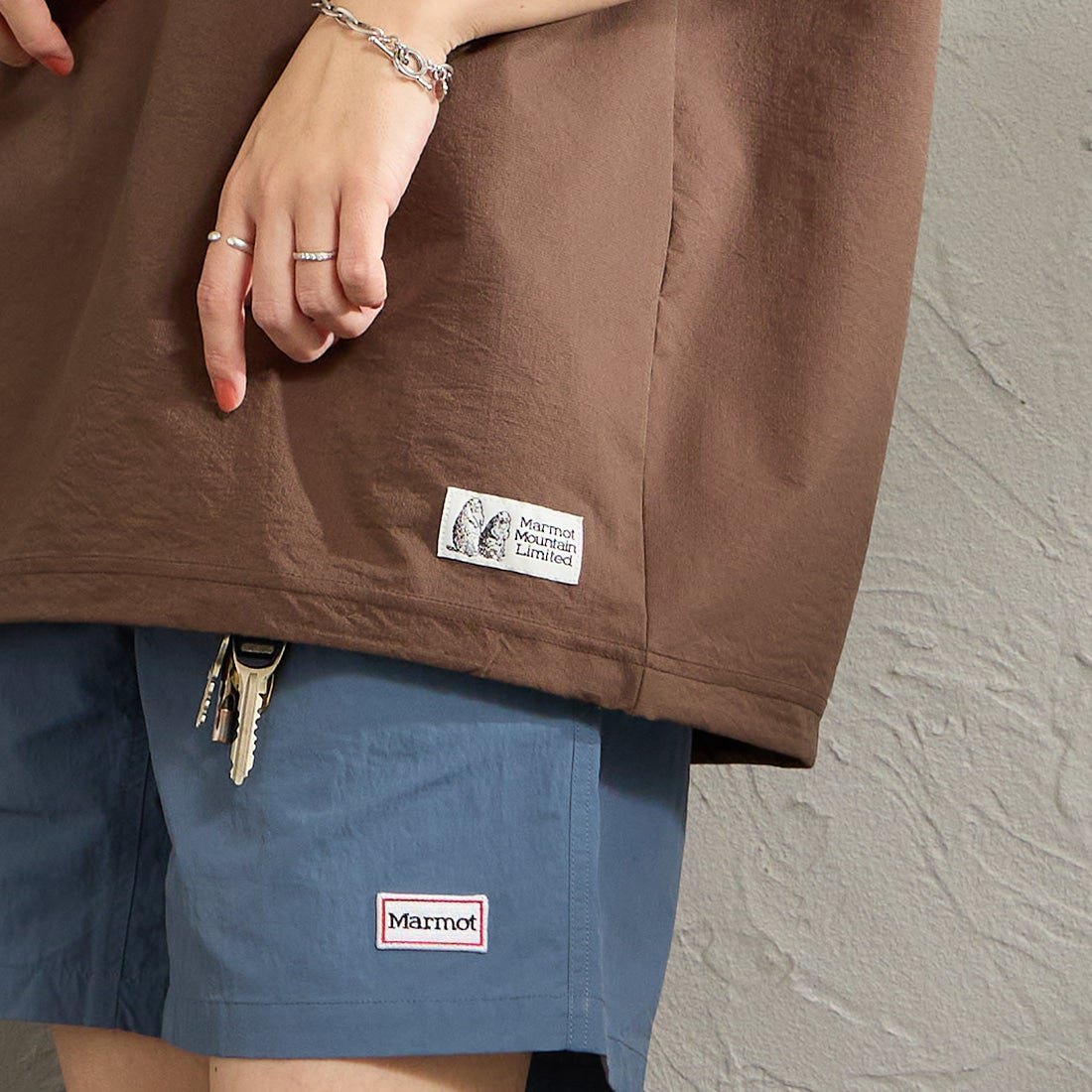 Marmot [マーモット] 別注 Dot Air バックプリント ショートスリーブTシャツ [MTSS26MTP333IN-JF] BROWN &&モデル身長：160cm 着用サイズ：S&&