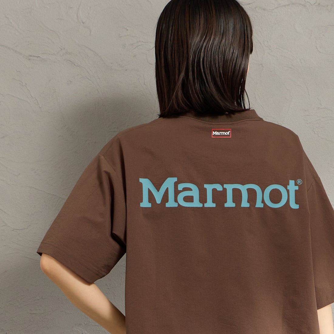 Marmot [マーモット] 別注 Dot Air バックプリント ショートスリーブTシャツ [MTSS26MTP333IN-JF] BROWN &&モデル身長：160cm 着用サイズ：S&&