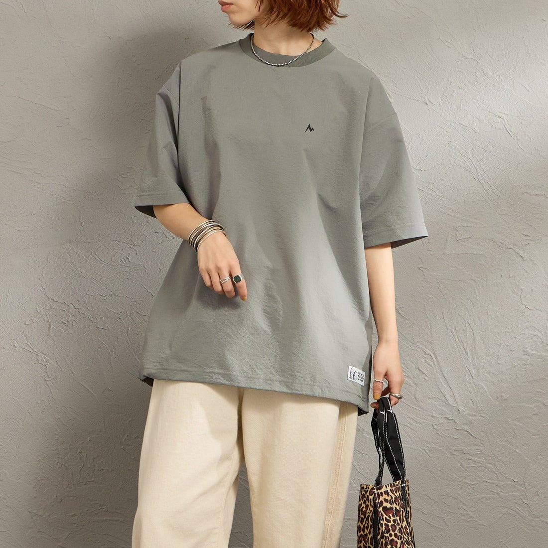 Marmot [マーモット] 別注 Dot Air バックプリント ショートスリーブTシャツ [MTSS26MTP333IN-JF] CHARCOAL &&モデル身長：158cm 着用サイズ：S&&