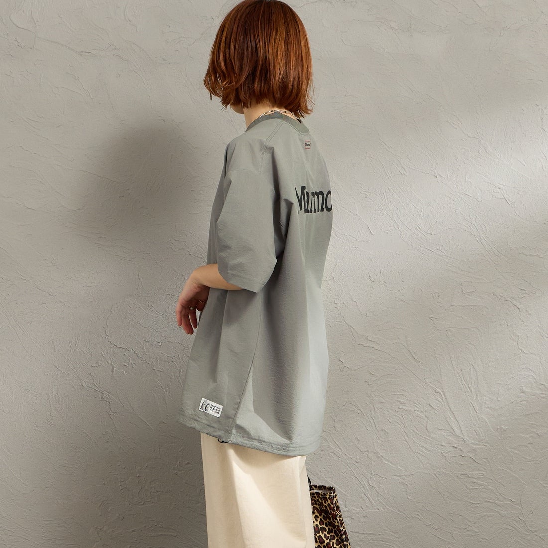 Marmot [マーモット] 別注 Dot Air バックプリント ショートスリーブTシャツ [MTSS26MTP333IN-JF] CHARCOAL &&モデル身長：158cm 着用サイズ：S&&