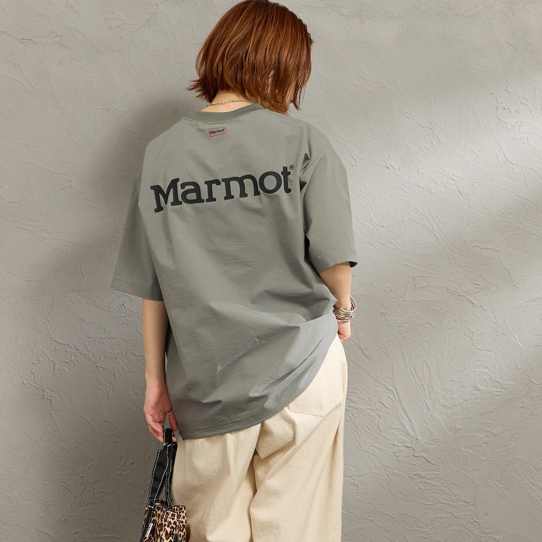 Marmot [マーモット] 別注 Dot Air バックプリント ショートスリーブTシャツ [MTSS26MTP333IN-JF] CHARCOAL &&モデル身長：158cm 着用サイズ：S&&