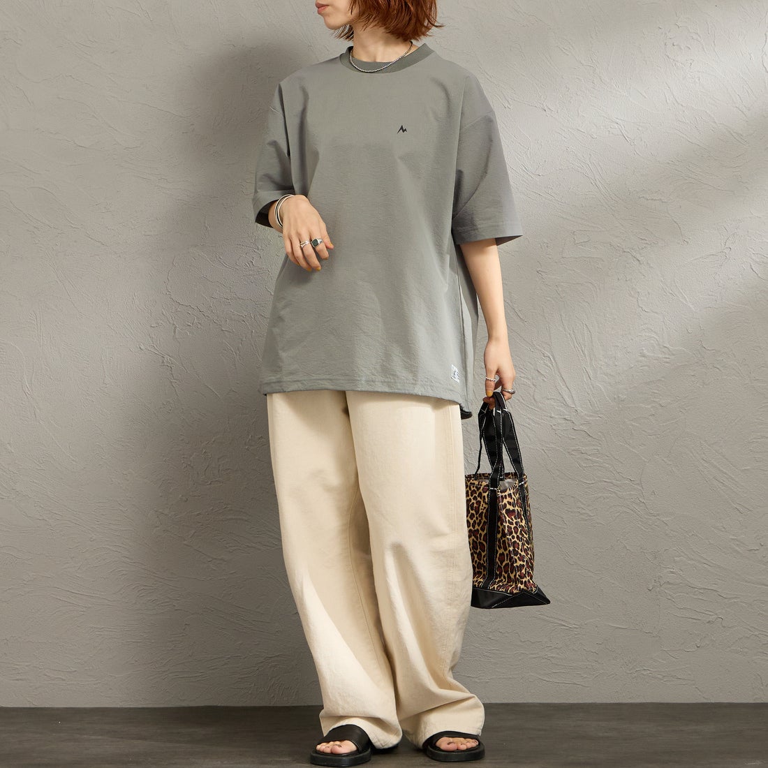 Marmot [マーモット] 別注 Dot Air バックプリント ショートスリーブTシャツ [MTSS26MTP333IN-JF] CHARCOAL &&モデル身長：158cm 着用サイズ：S&&