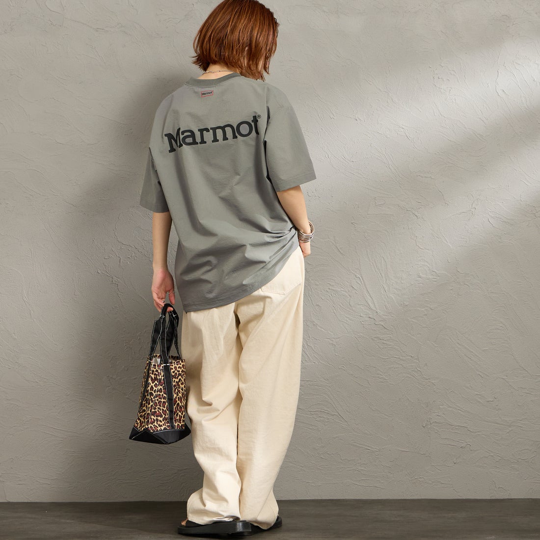 Marmot [マーモット] 別注 Dot Air バックプリント ショートスリーブTシャツ [MTSS26MTP333IN-JF] CHARCOAL &&モデル身長：158cm 着用サイズ：S&&