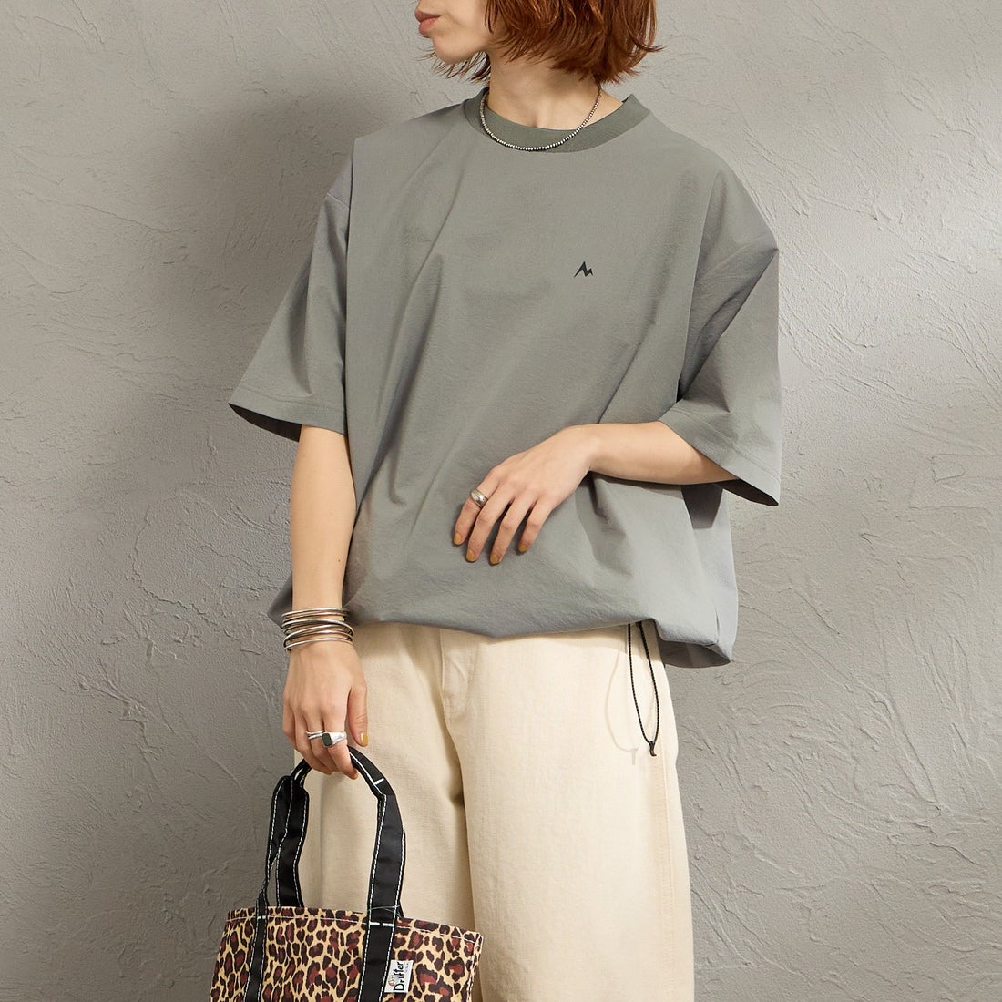 Marmot [マーモット] 別注 Dot Air バックプリント ショートスリーブTシャツ [MTSS26MTP333IN-JF] CHARCOAL &&モデル身長：158cm 着用サイズ：S&&