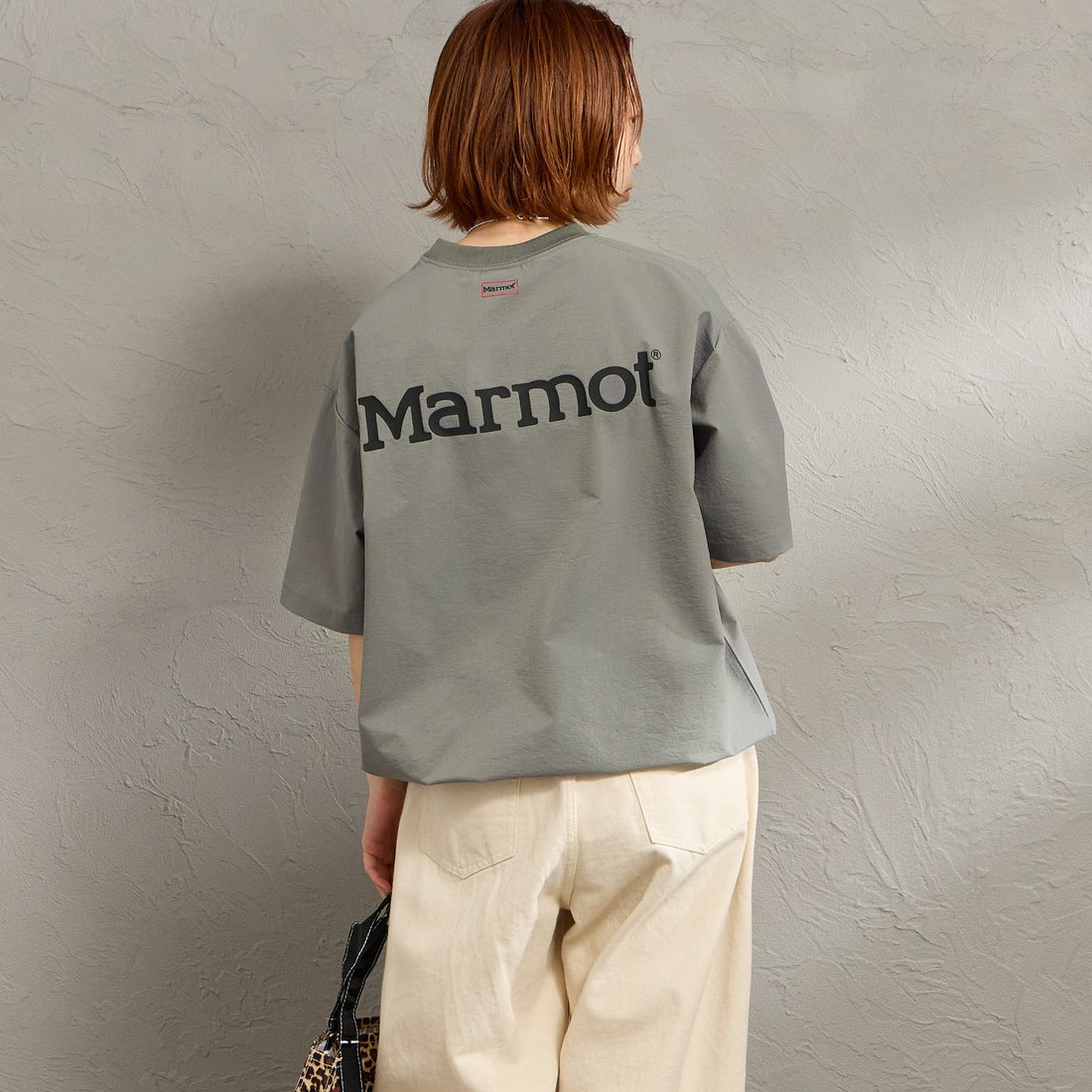 Marmot [マーモット] 別注 Dot Air バックプリント ショートスリーブTシャツ [MTSS26MTP333IN-JF] CHARCOAL &&モデル身長：158cm 着用サイズ：S&&