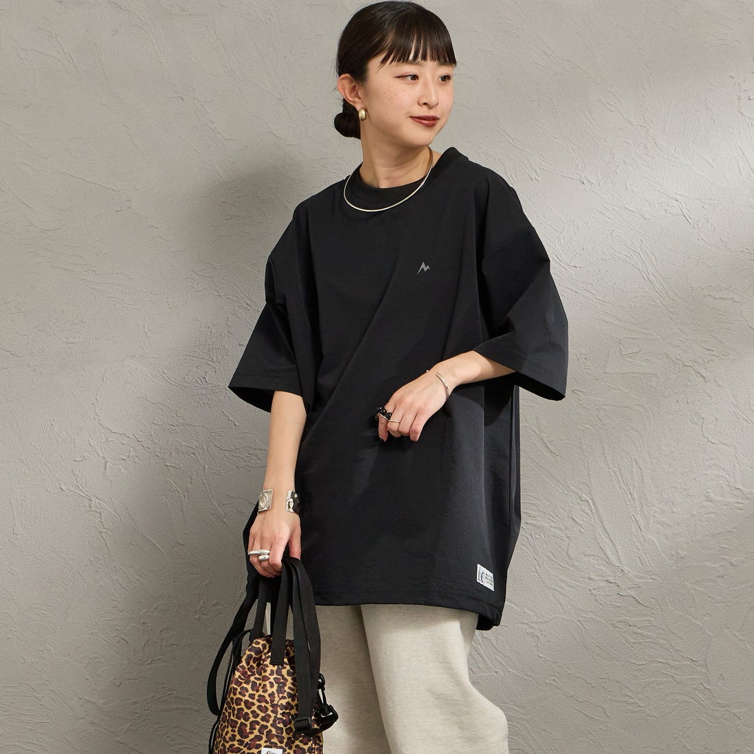 Marmot [マーモット] 別注 Dot Air バックプリント ショートスリーブTシャツ [MTSS26MTP333IN-JF] BLACK &&モデル身長：150cm 着用サイズ：S&&