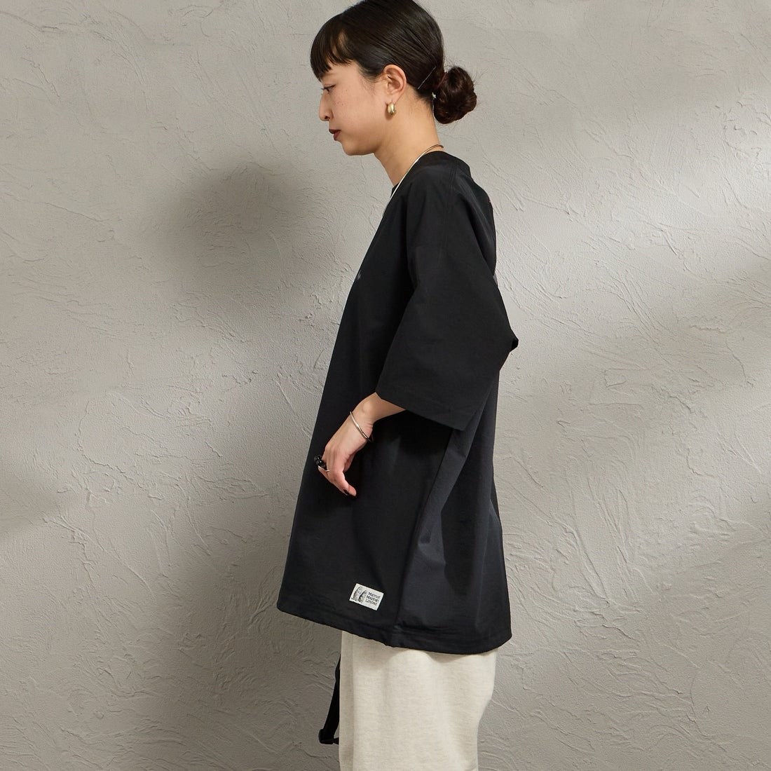 Marmot [マーモット] 別注 Dot Air バックプリント ショートスリーブTシャツ [MTSS26MTP333IN-JF] BLACK &&モデル身長：150cm 着用サイズ：S&&