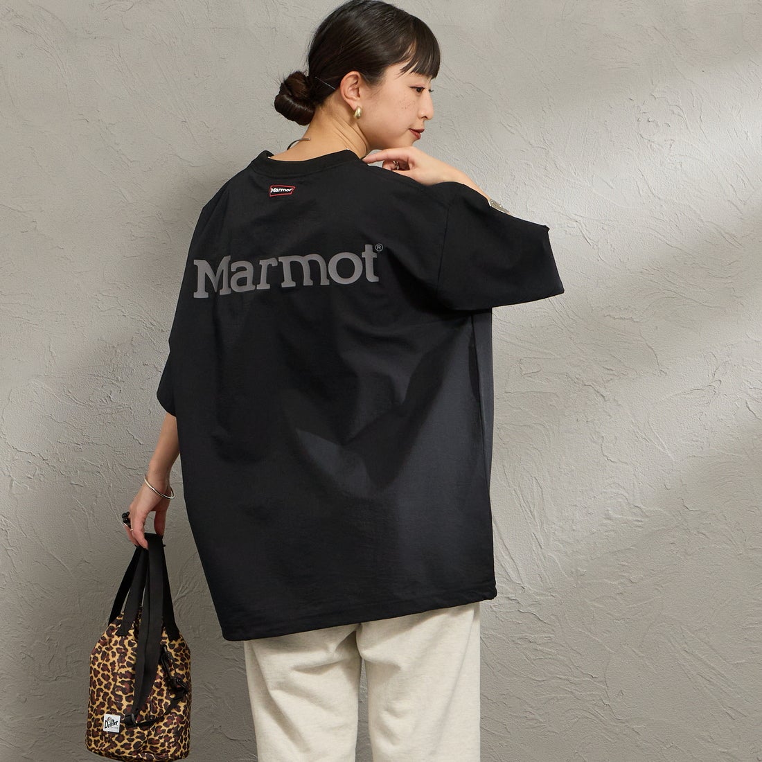 Marmot [マーモット] 別注 Dot Air バックプリント ショートスリーブTシャツ [MTSS26MTP333IN-JF] BLACK &&モデル身長：150cm 着用サイズ：S&&