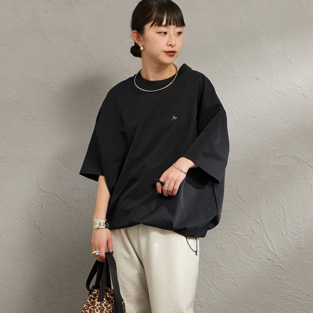 Marmot [マーモット] 別注 Dot Air バックプリント ショートスリーブTシャツ [MTSS26MTP333IN-JF] BLACK &&モデル身長：150cm 着用サイズ：S&&