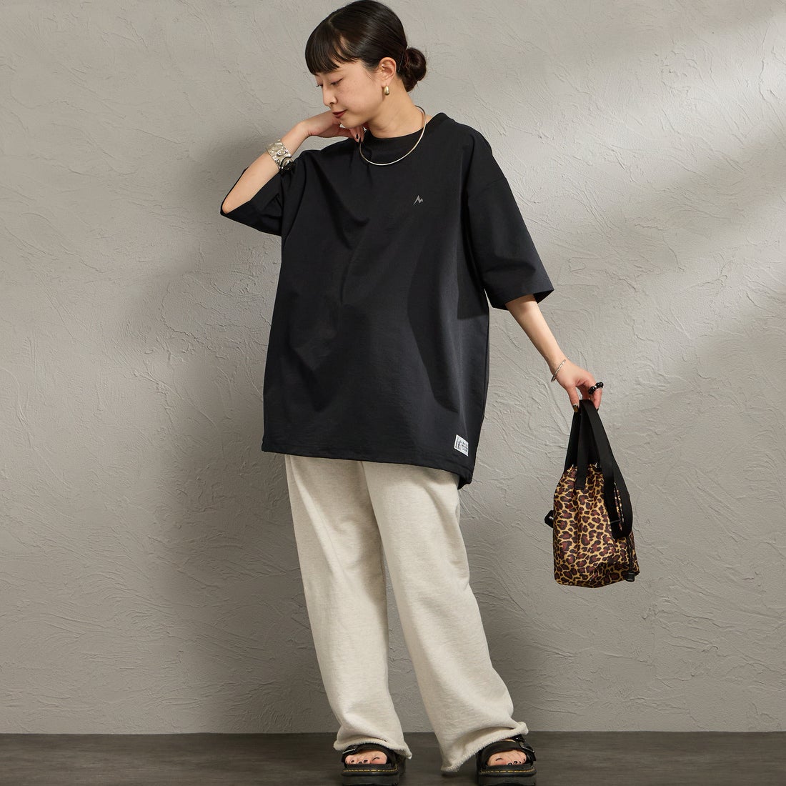 Marmot [マーモット] 別注 Dot Air バックプリント ショートスリーブTシャツ [MTSS26MTP333IN-JF] BLACK &&モデル身長：150cm 着用サイズ：S&&