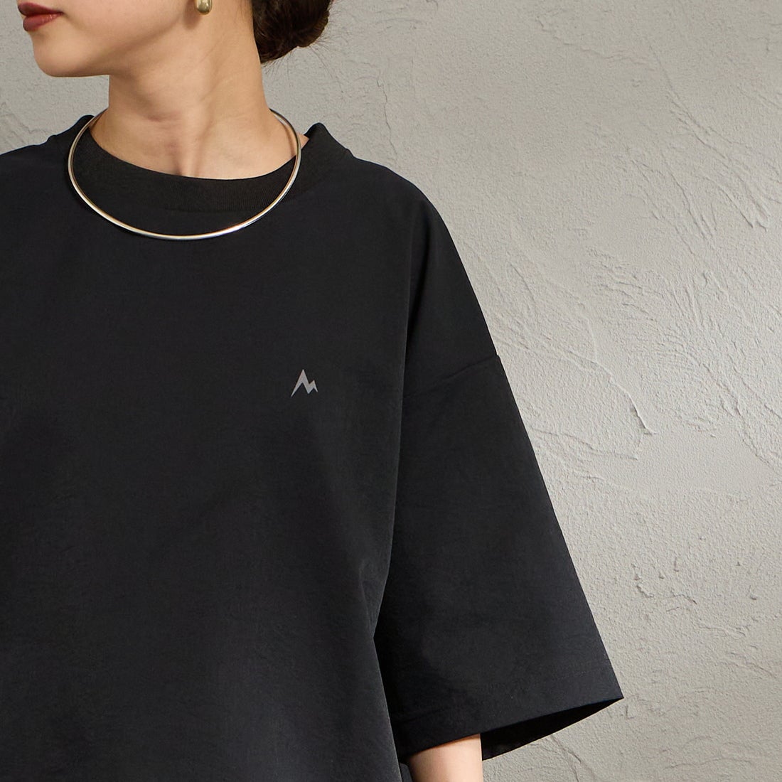 Marmot [マーモット] 別注 Dot Air バックプリント ショートスリーブTシャツ [MTSS26MTP333IN-JF] BLACK &&モデル身長：150cm 着用サイズ：S&&