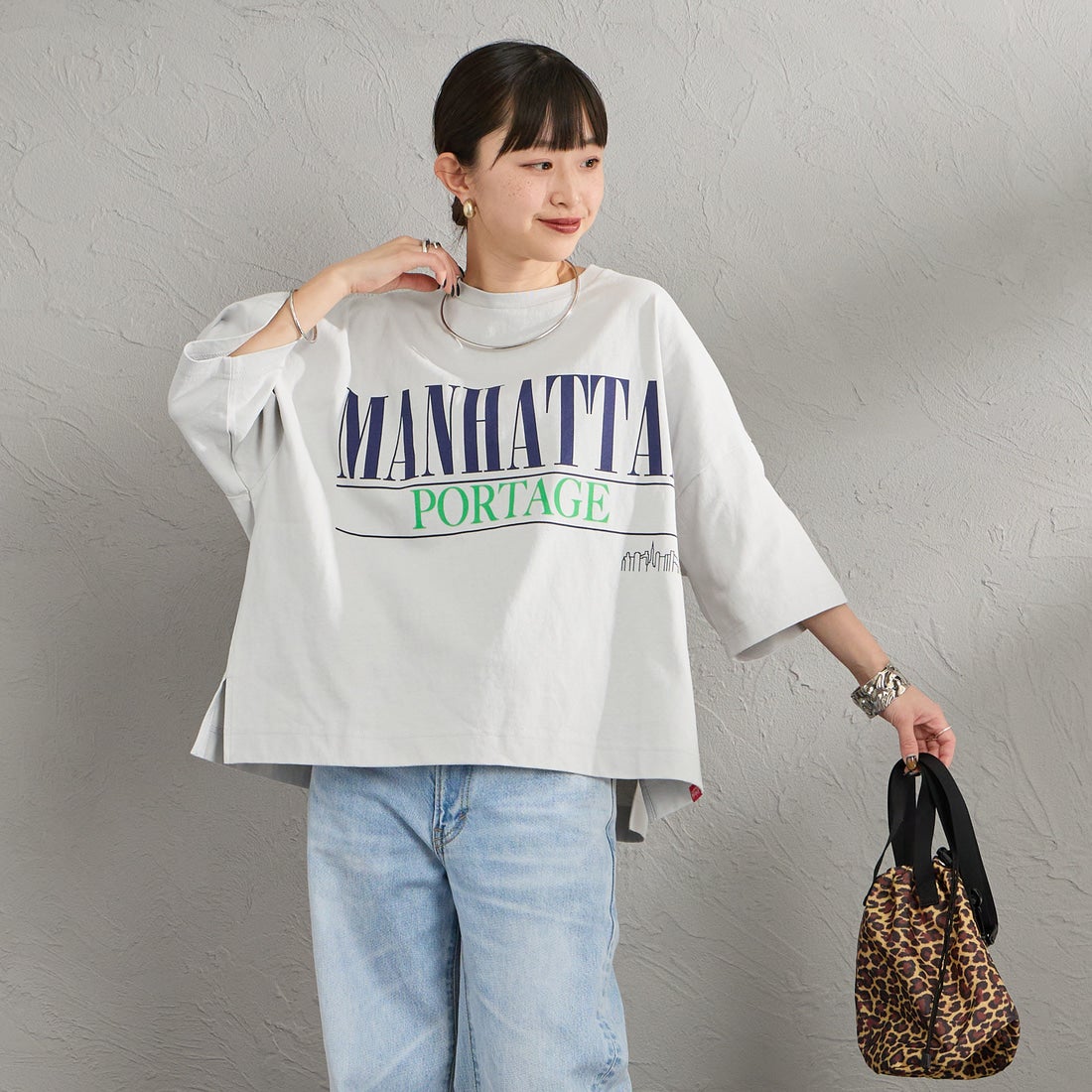 MANHATTAN PORTAGE [マンハッタンポーテージ] 別注 ショート丈 ロゴプリントTシャツ [26SSMP-INL017-JF] L.GRAY &&モデル身長：150cm 着用サイズ：F&&