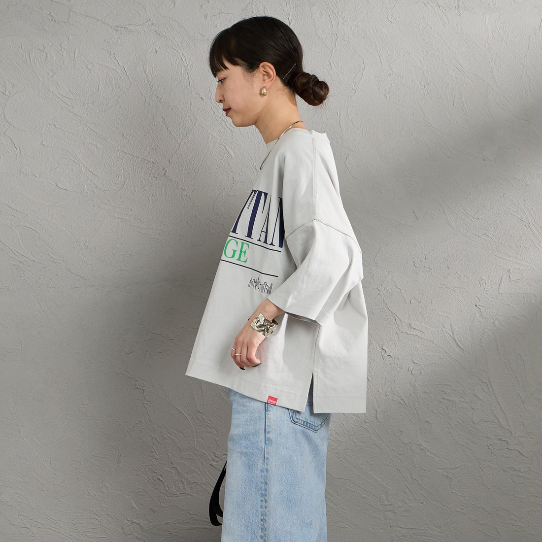 MANHATTAN PORTAGE [マンハッタンポーテージ] 別注 ショート丈 ロゴプリントTシャツ [26SSMP-INL017-JF] L.GRAY &&モデル身長：150cm 着用サイズ：F&&