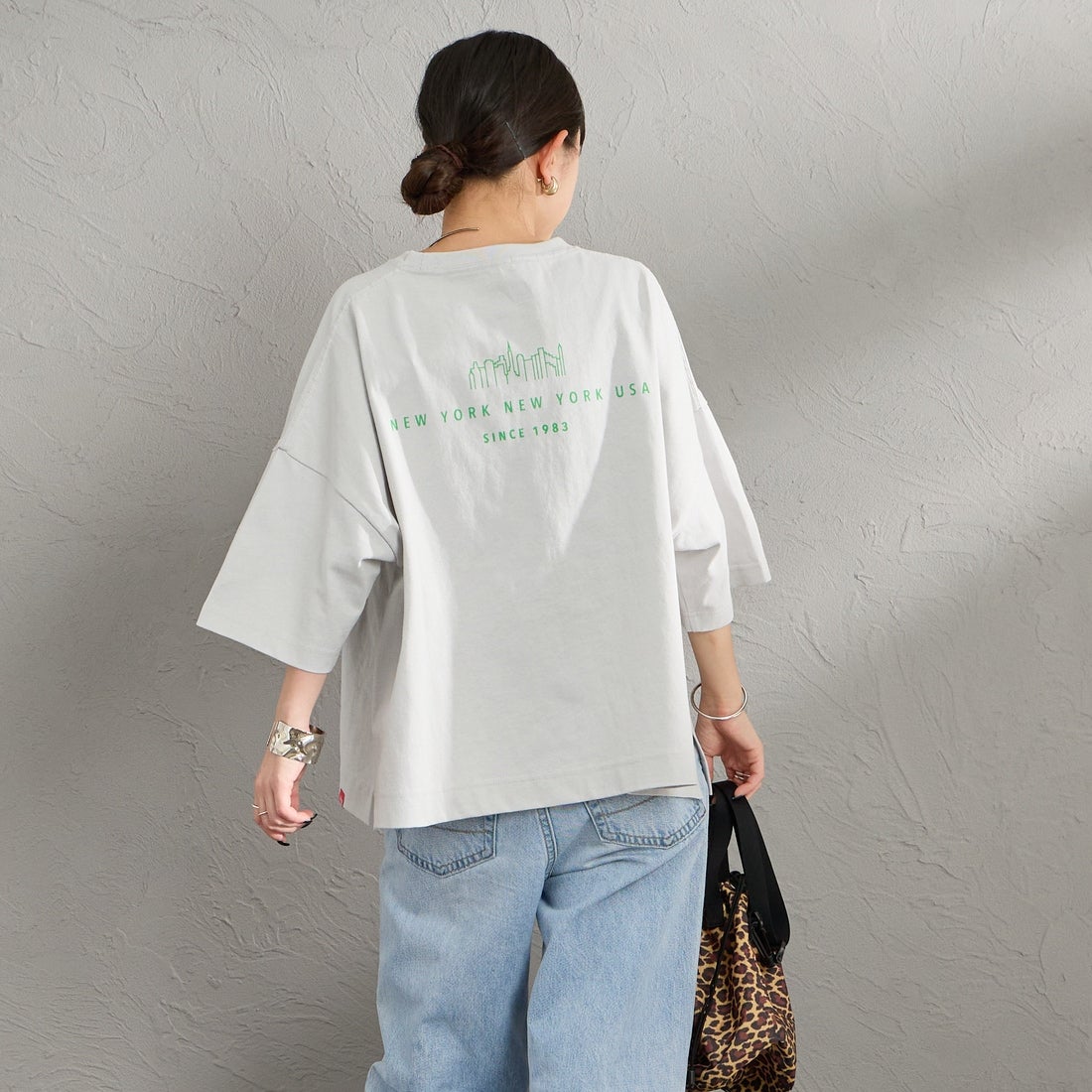 MANHATTAN PORTAGE [マンハッタンポーテージ] 別注 ショート丈 ロゴプリントTシャツ [26SSMP-INL017-JF] L.GRAY &&モデル身長：150cm 着用サイズ：F&&