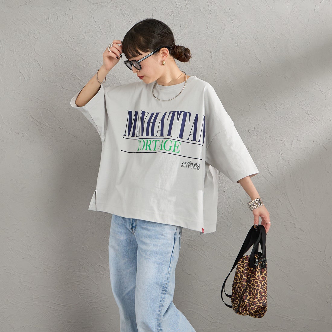MANHATTAN PORTAGE [マンハッタンポーテージ] 別注 ショート丈 ロゴプリントTシャツ [26SSMP-INL017-JF] L.GRAY &&モデル身長：150cm 着用サイズ：F&&