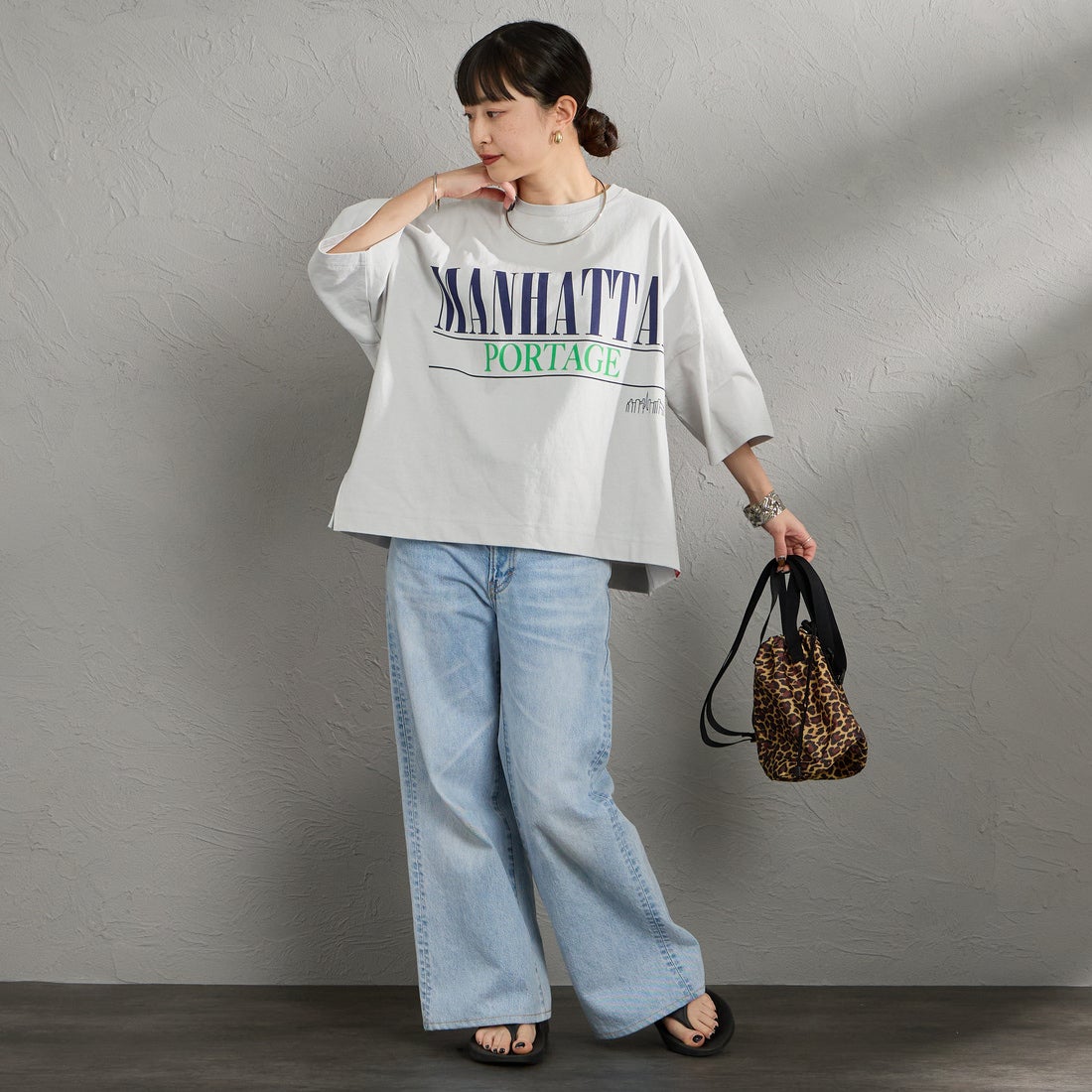 MANHATTAN PORTAGE [マンハッタンポーテージ] 別注 ショート丈 ロゴプリントTシャツ [26SSMP-INL017-JF] L.GRAY &&モデル身長：150cm 着用サイズ：F&&