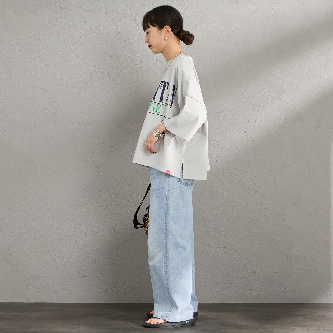 MANHATTAN PORTAGE [マンハッタンポーテージ] 別注 ショート丈 ロゴプリントTシャツ [26SSMP-INL017-JF] L.GRAY &&モデル身長：150cm 着用サイズ：F&&