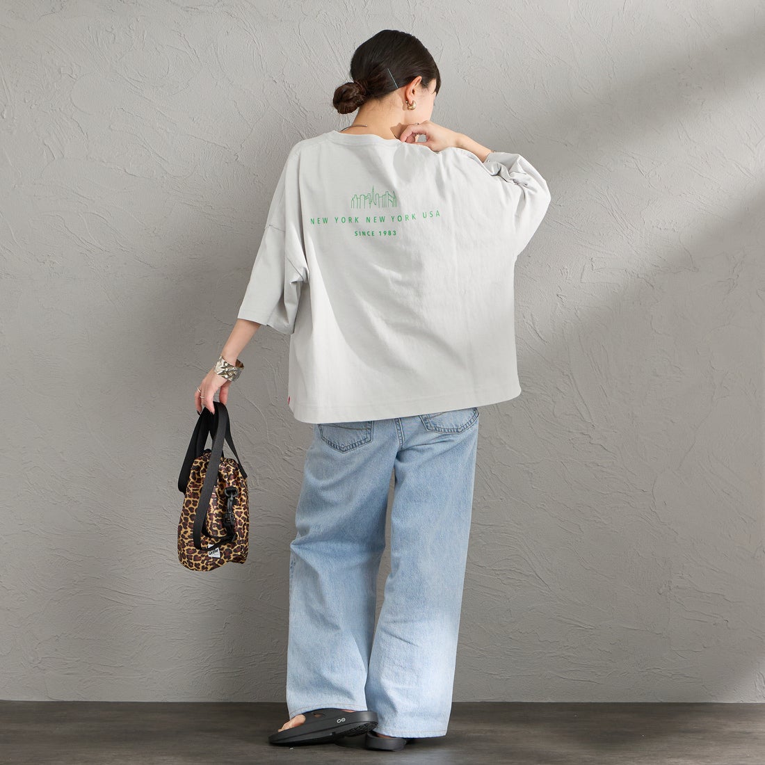 MANHATTAN PORTAGE [マンハッタンポーテージ] 別注 ショート丈 ロゴプリントTシャツ [26SSMP-INL017-JF] L.GRAY &&モデル身長：150cm 着用サイズ：F&&