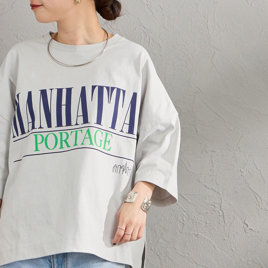 MANHATTAN PORTAGE [マンハッタンポーテージ] 別注 ショート丈 ロゴプリントTシャツ [26SSMP-INL017-JF] L.GRAY &&モデル身長：150cm 着用サイズ：F&&